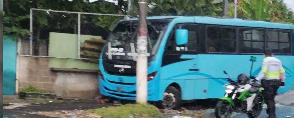 Reportan choque de buseta en el bulevar del Ejército