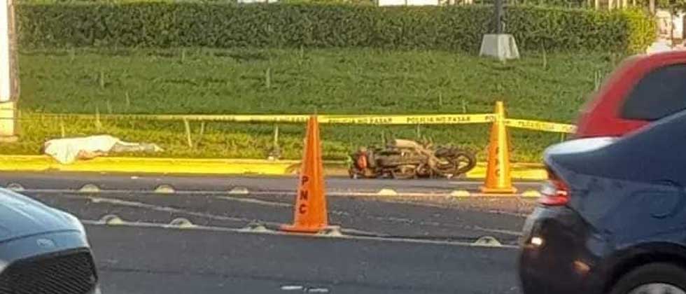 Motociclista se duerme y sufre fatal accidente en Santa Ana