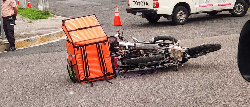 Dos lesionados tras accidente entre motociclistas en Santa Elena