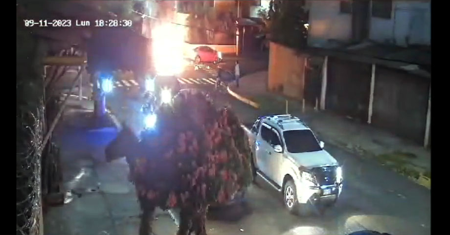 Cámara capta el momento cuando una moto explota tras colisionar con un vehículo en San Salvador