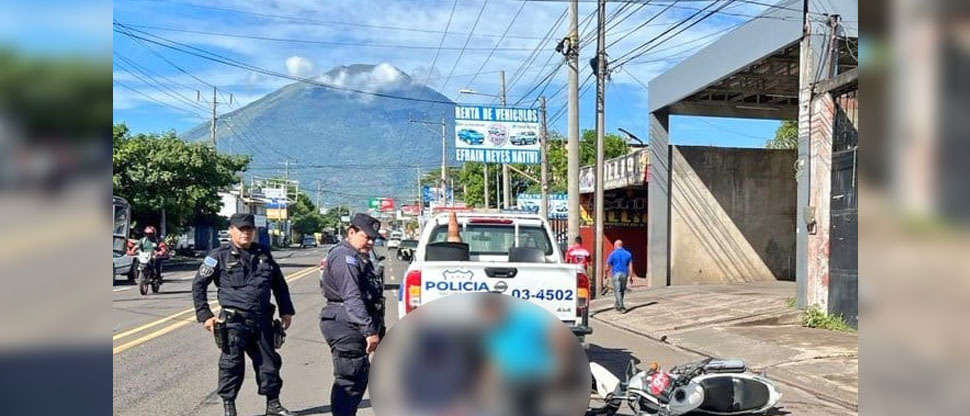 Policías auxilian a motociclista que se accidentó en San Miguel