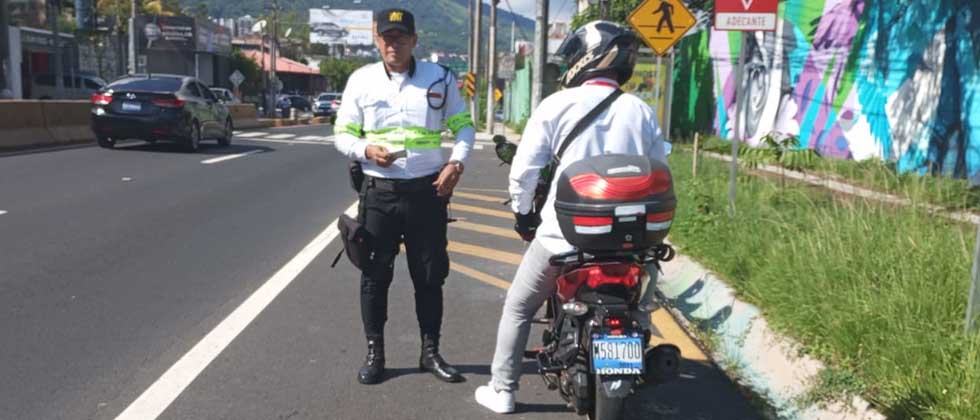 Sancionan a motociclista por usar el celular mientras cirulaba por San Salvador