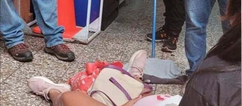 Mujer embarazada sufre caída en un centro comercial porque dejaron el piso mojado