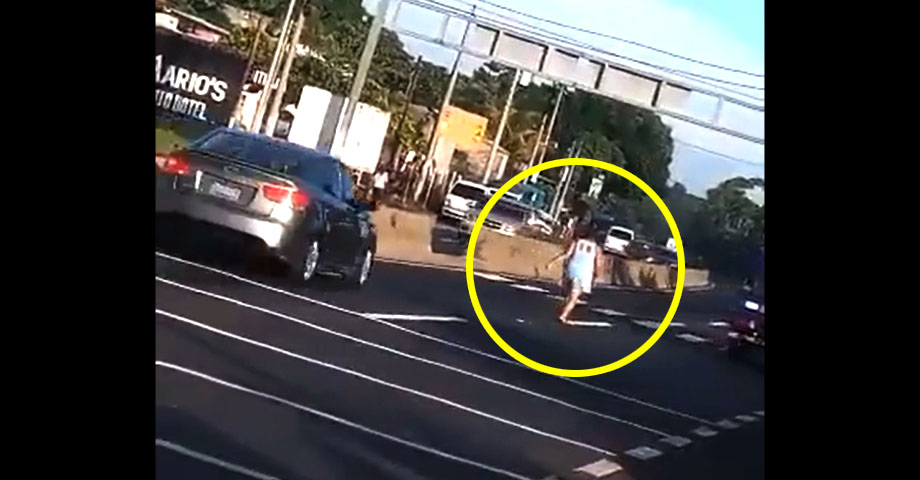 Tras discutir con su marido, mujer decide caminar en medio de una transitada carretera en Santa Ana