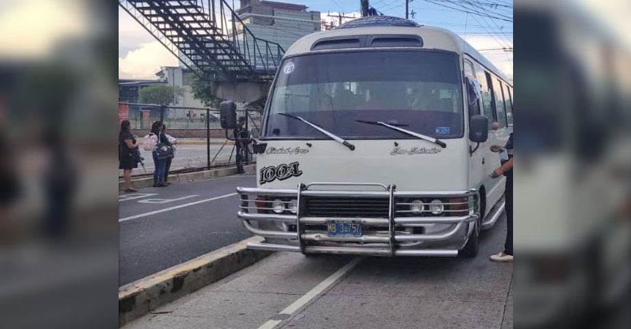 Imponen esquelas a microbusero, se molesta, las tira al piso y se gana una más ensuciar la vía publica