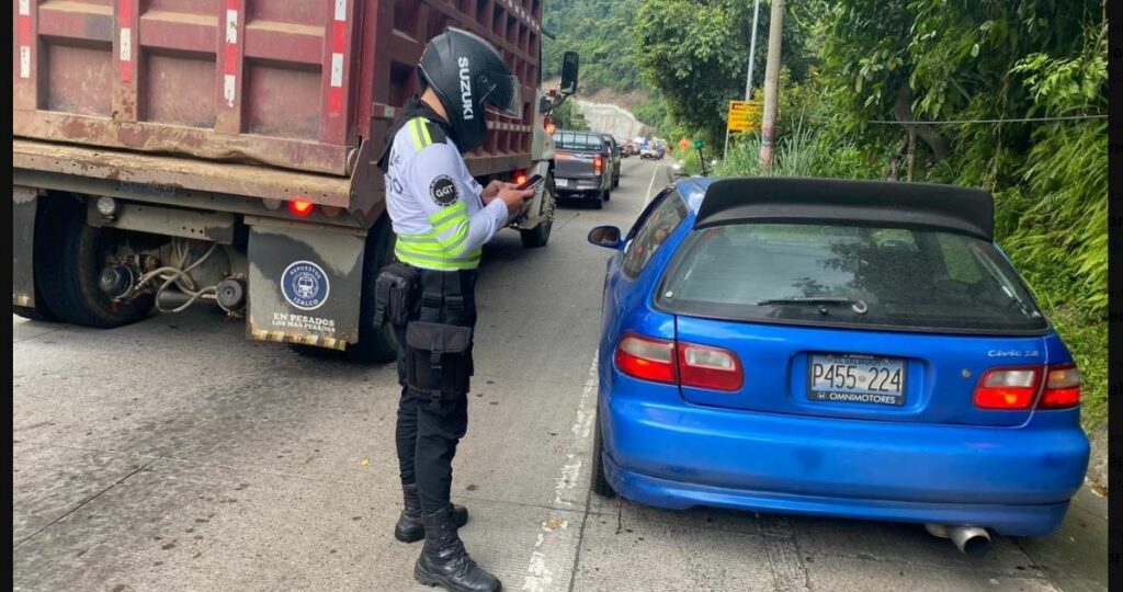 Otro conductor es sancionado por usar el celular mientras manejaba por Autopista Los Chorros