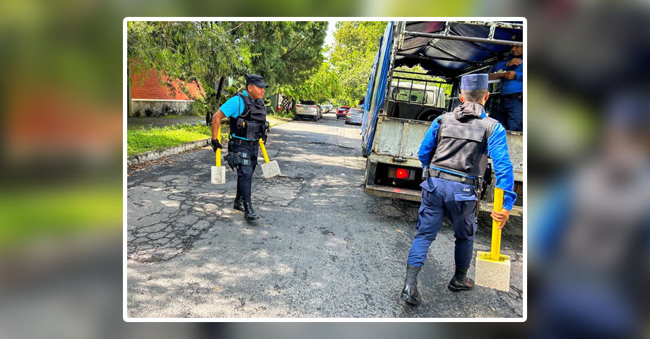 Alcaldía de San Salvador atiende denuncia y retira obstáculos de la vía publica