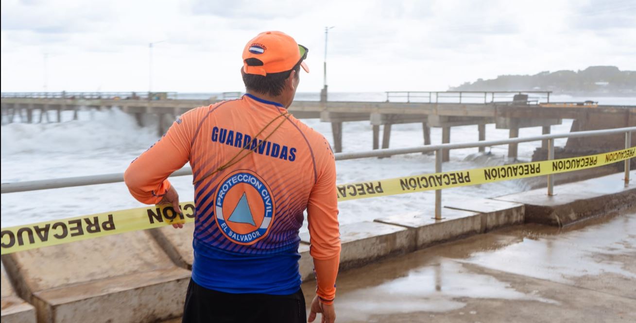 Emiten aviso por oleaje más rápido y alto en la costa salvadoreña