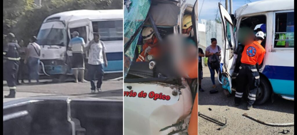 Rescatan a conductor de microbús que quedó atrapado tras chocar contra la parte trasera de un camión