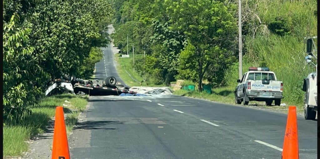 Reportan paso cerrado tras vuelco de camión en carretera de Oro
