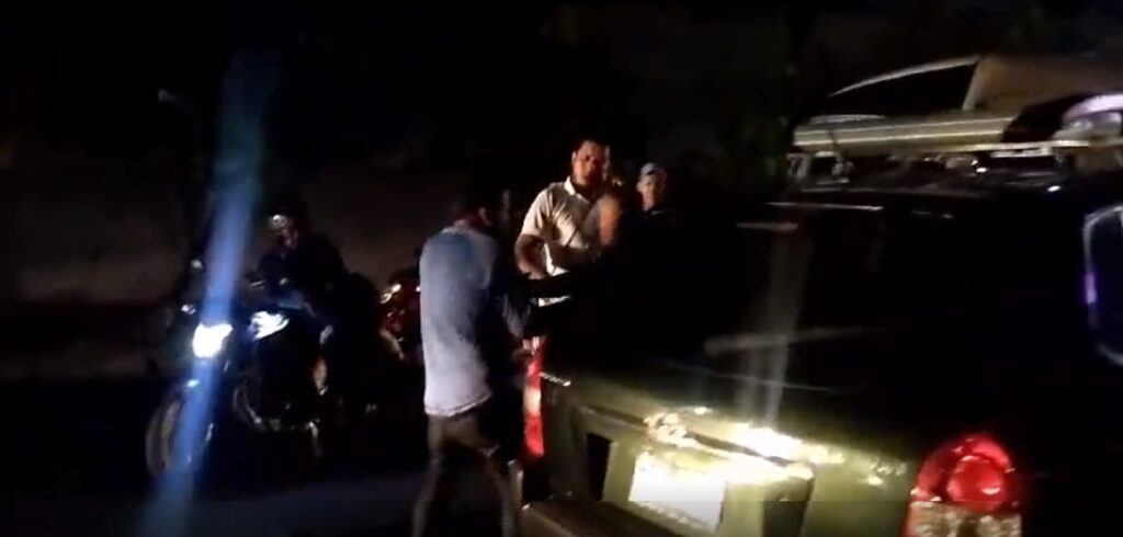 Conductor ebrio choca contra un microbús y varios hombres lo bajan de su carro (VIDEO)