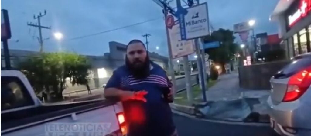 Conductor ebrio choca contra un carro con periodistas en colonia Escalón y luego huye (VIDEO)