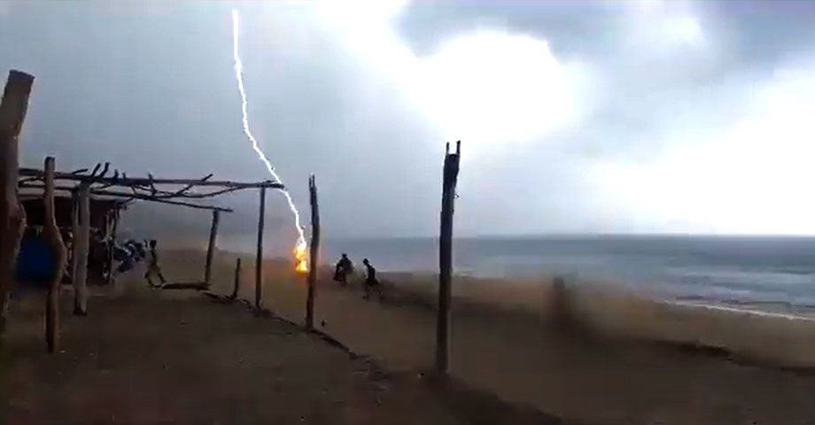 Dos personas mueren tras ser impactadas por un rayo en playa Aquila, México