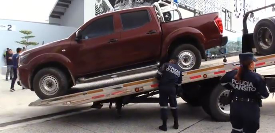 PNC remueven con grúa vehículo estacionado en zona no autorizada en el “Mágico” González