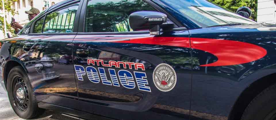 Reportan tres personas sin vida tras tiroteo cerca de un centro comercial en Atlanta