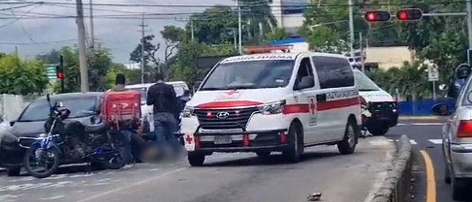 Fuerte accidente deja una persona lesionada en alameda Juan Pablo II