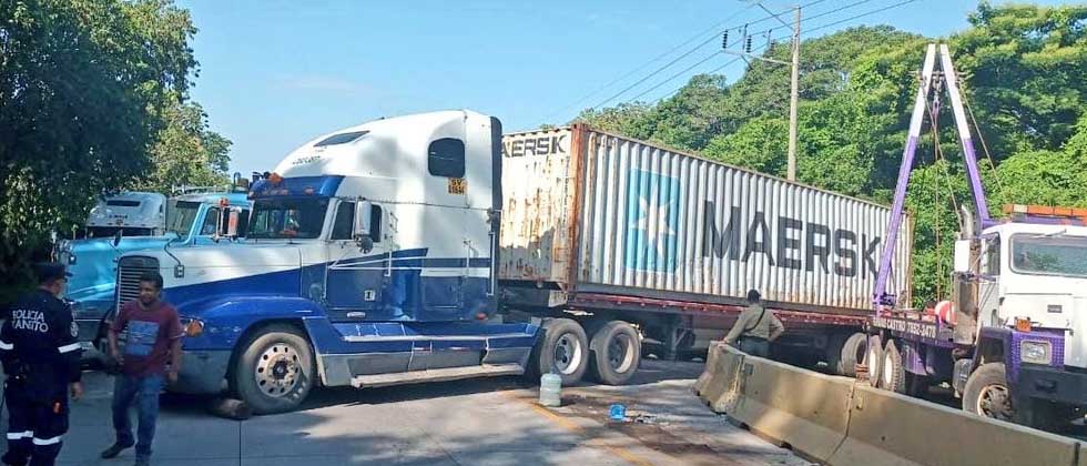 Rastra con desperfectos mecánicos se queda en la carretera a Sonsonate