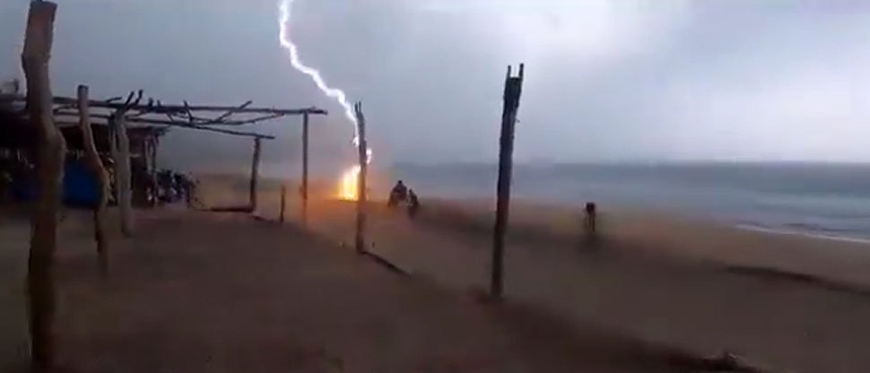 Este es el impactante momento cuando dos personas mueren tras caerles un rayo