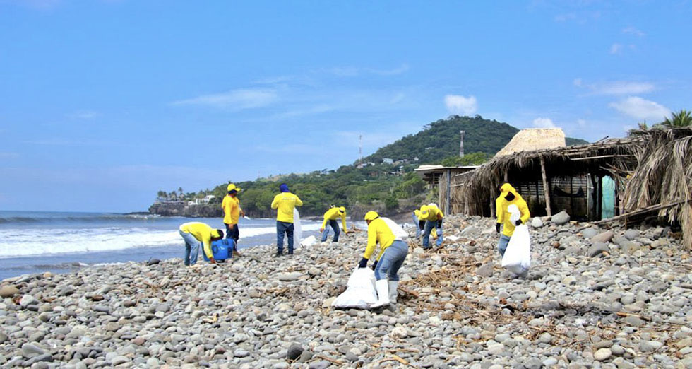 Reos en fase de confianza realizan labores de limpieza en la playa El Sunzal