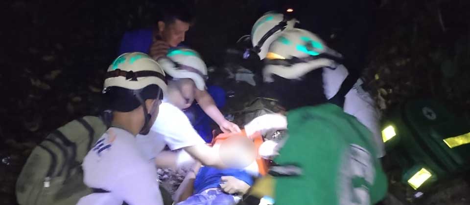 Socorristas rescatan a ancianita que cayó en un barranco de 40 metros de profundidad