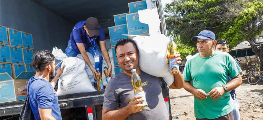 Entregan paquetes de alimentos a pescadores afectados por alto oleaje