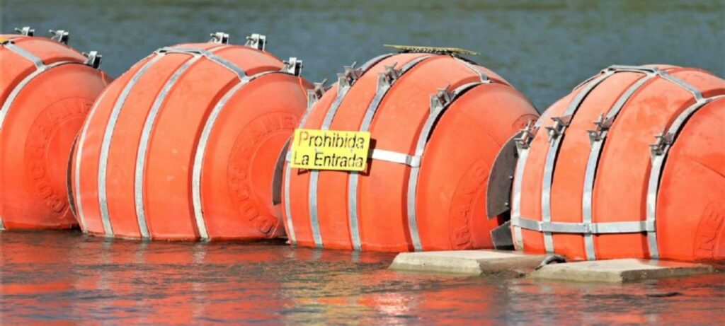 Juez federal ordena eliminar boyas flotantes en el Río Bravo que evitaban paso de migrantes