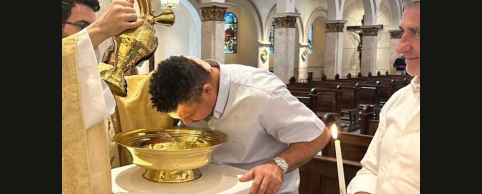 El «Fenómeno» Ronaldo se bautiza a sus 46 años