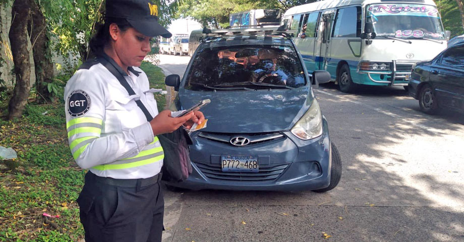 Sancionan a conductor que usó carril de emergencia para evitarse el tráfico