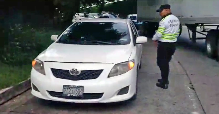 Sancionan a conductor que usó carril de emergencia para avanzar en el tráfico