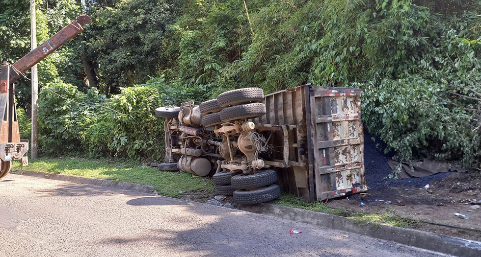 Camión vuelca en la carretera hacia Suchitoto