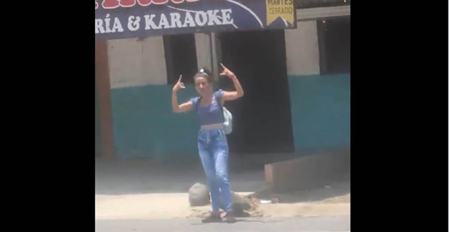 VIDEO: Captan a “señorita” haciendo señas de pandillas en la Troncal del Norte