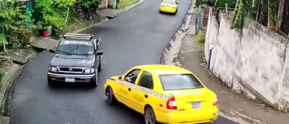 Taxista huye tras chocar contra un pick up donde viajaban niños en Chalatenango
