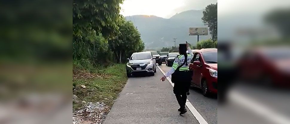 Continúan multas a conductores que no respetan la fila vehicular