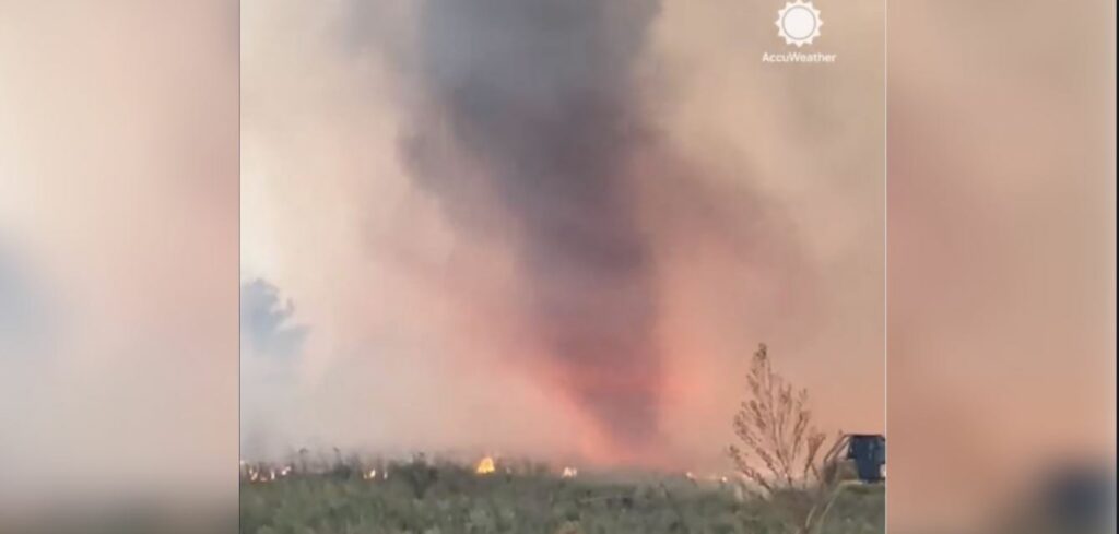 Revelan impactantes imágenes de un tornado de fuego en Luisiana, cerca del Golfo de México