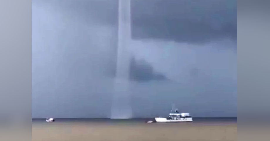 Tromba marina sorprende a varios turistas que disfrutaban del caribe hondureño