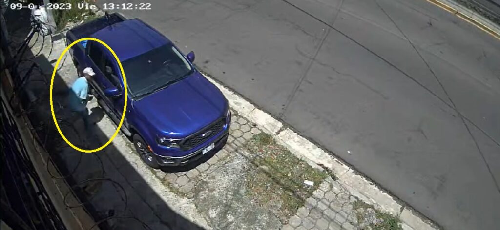 Difunden video en las redes: «Mañoso» queda en evidencia al hurtar piezas de carros en San Salvador