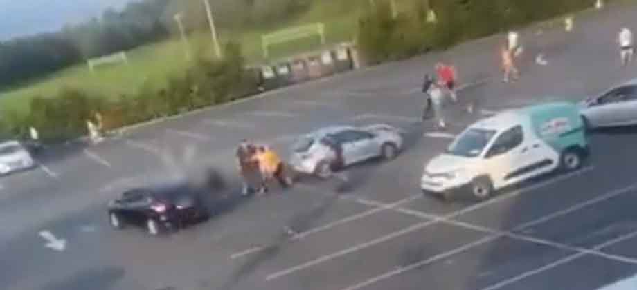 Conductor fuera de control atropella a dos hombres en estacionamiento en EEUU