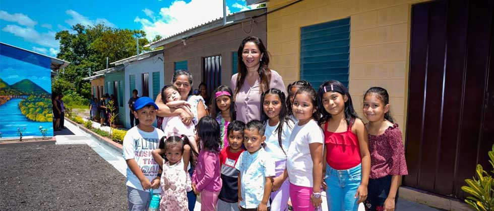 Entregan viviendas a familias de San Bartolomé Perulapía