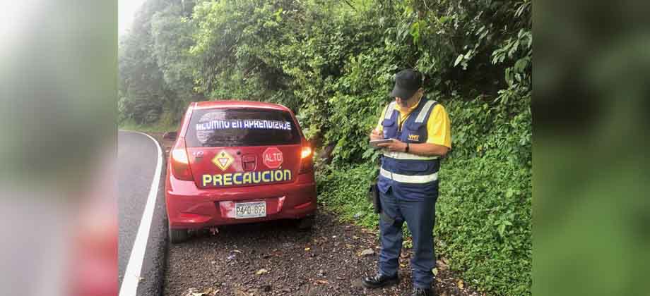Sancionan a escuela de manejo por no portar luces de freno