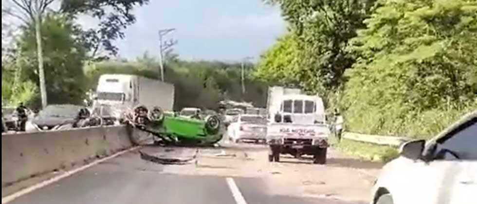 Reportan vehículo volcado sobre carretera de Oro