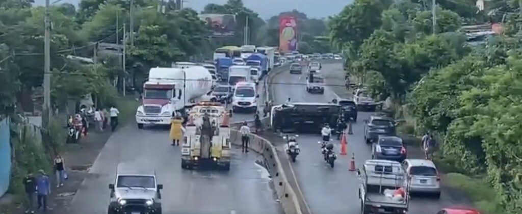 Reportan paso complicado por autopista Los Chorros tras aparatoso accidente (VIDEO)