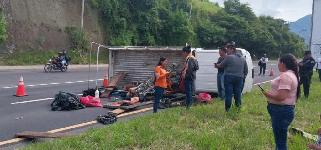 Conductor se accidenta en carretera de Oro tras esquivar a vehículo que se detuvo repentinamente