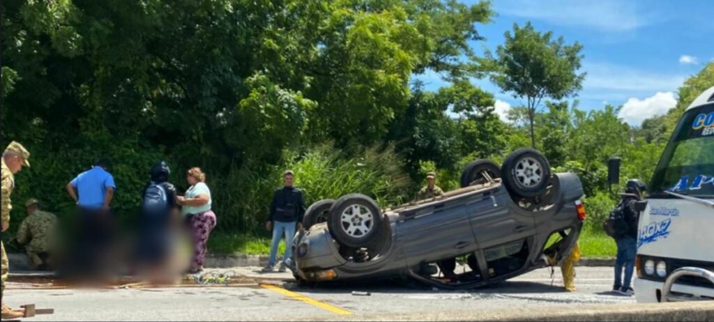 Reportan aparatoso choque y fuerte tráfico en bulevar Constitución