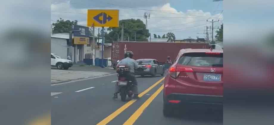 Denuncian a motociclista y automovilista invadiendo carril contrario en Bulevar Venezuela