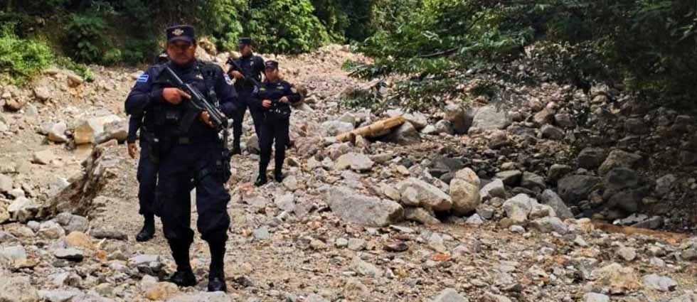 Policías patrullan zonas de difícil acceso en busca de pandilleros