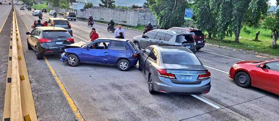 Múltiple choque en el bulevar Monseñor Romero con cuatro autos involucrados