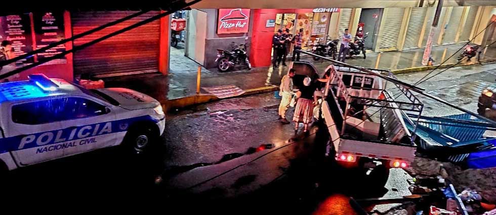 Varios lesionados tras choque de un camión contra un local en Mejicanos