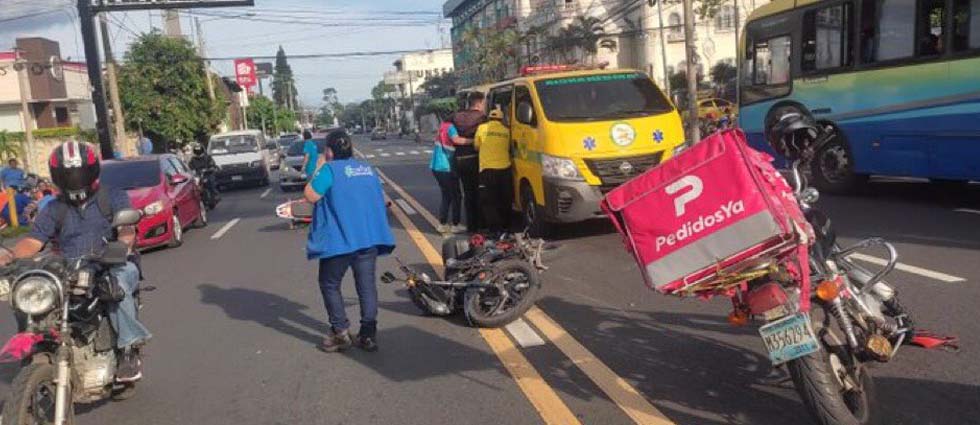 Tres lesionados tras triple choque en San Salvador