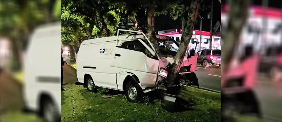 Conductor queda atrapado tras chocar contra un árbol en el bulevar de Los Héroes