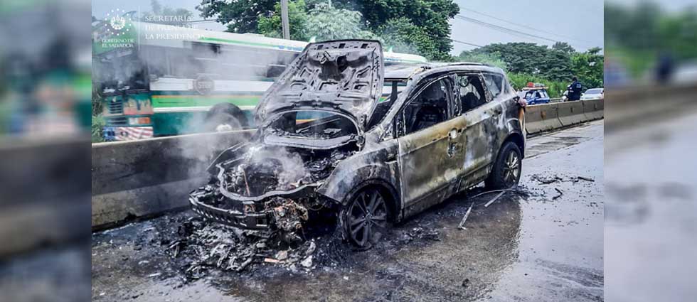 Vehículo acaba en cenizas tras incendiarse en carretera Los Chorros